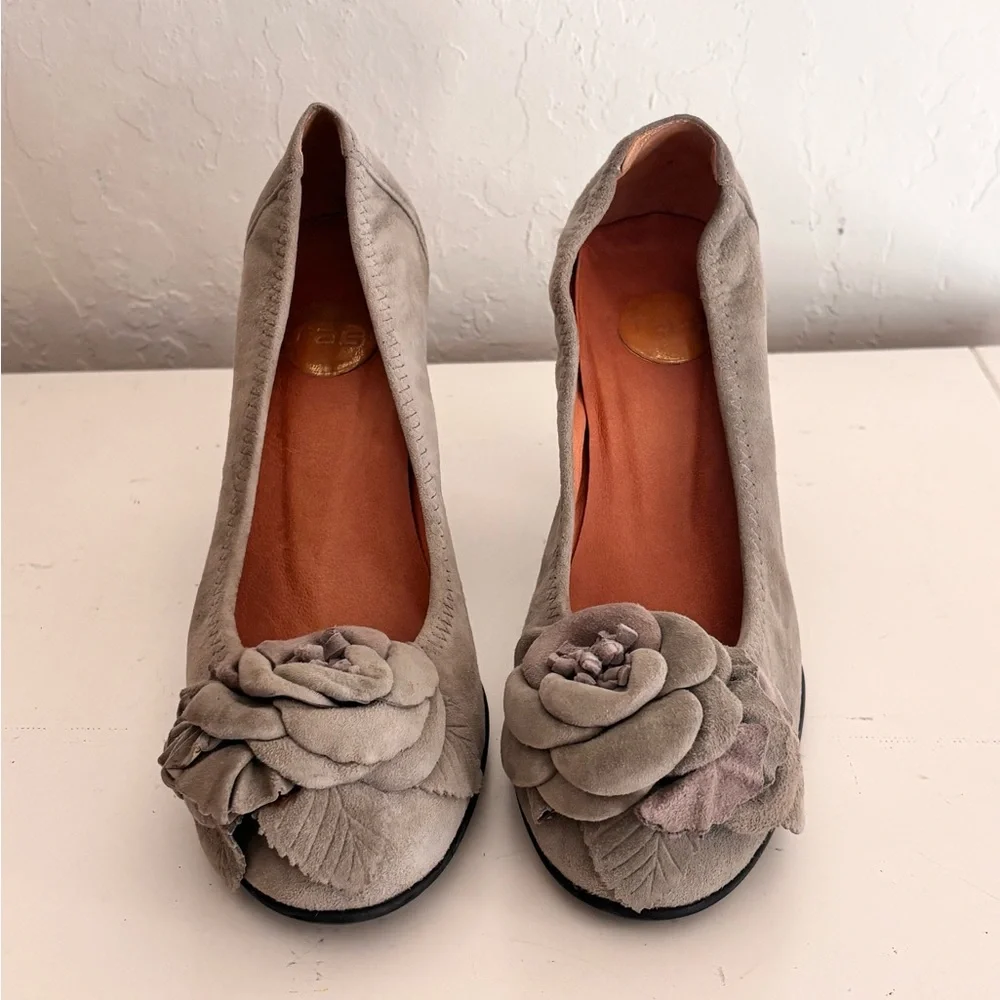 Ras Spain Gray Suede Rosette Embellished Pumps, Size 37